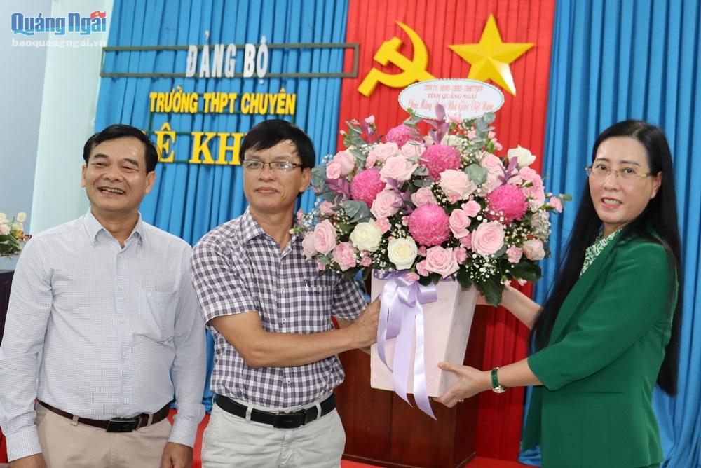 Ủy viên Trung ương Đảng, Bí thư Tỉnh ủy, Chủ tịch HĐND tỉnh Bùi Thị Quỳnh Vân tặng hoa, chúc mừng tập thể Trường THPT Chuyên Lê Khiết.