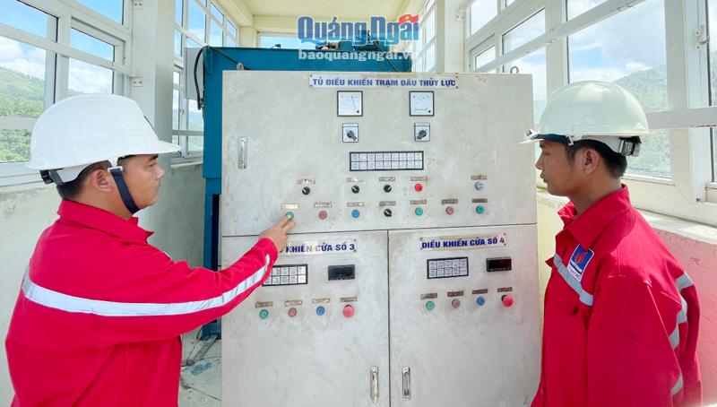Sản phẩm điện sản xuất năm 2022 của Quảng Ngãi dự kiến tăng 28,3%.  Trong ảnh: Vận hành phát điện tại Nhà máy Thủy điện Đăkđrinh (Sơn Tây).