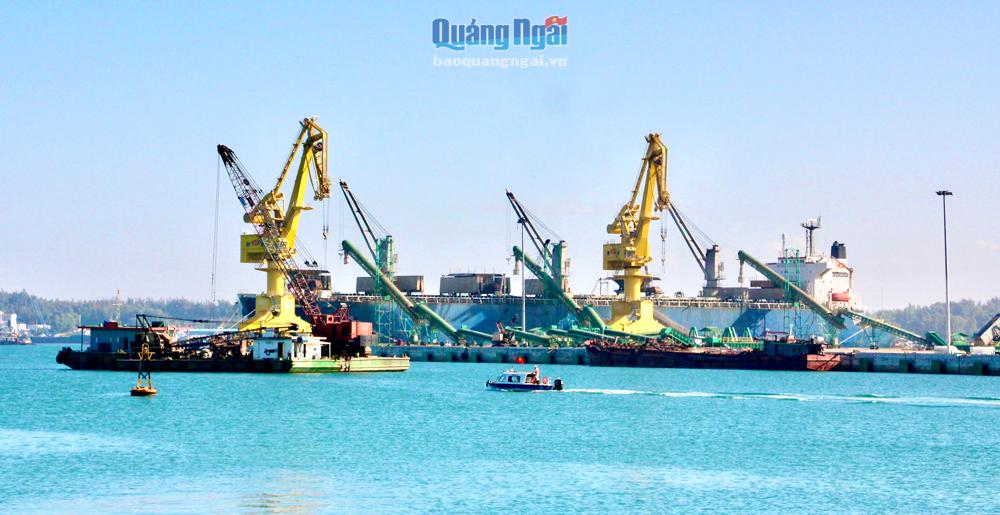 Tàu vào cảng nước sâu Dung Quất nhận hàng xuất khẩu ra nước ngoài.