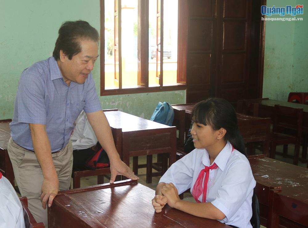 Phó Chủ tịch UBND tỉnh Võ Phiên thăm hỏi tình hình học tập của học sinh Trường Phổ thông dân tộc bán trú Tiểu học và THCS Long Môn 