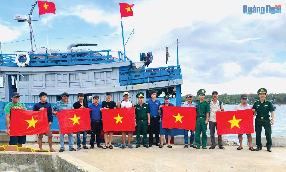 Bộ đội Biên phòng tỉnh tặng cờ Tổ quốc cho ngư dân TP.Quảng Ngãi. 