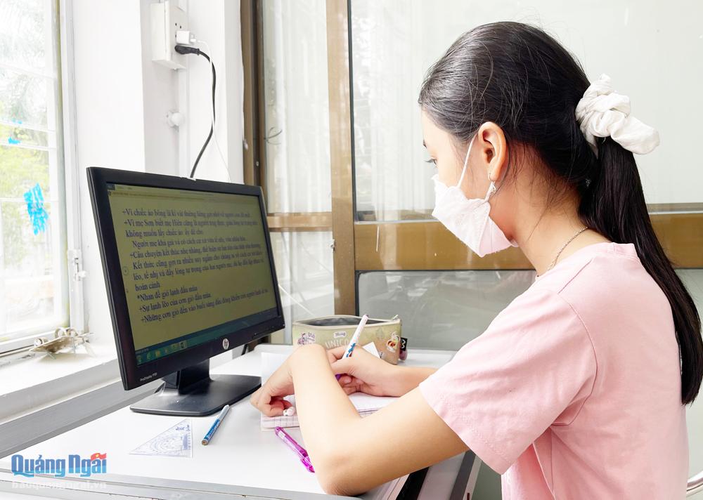 Học sinh tra cứu tài liệu học tập trực tuyến tại Thư viện Tổng hợp tỉnh.