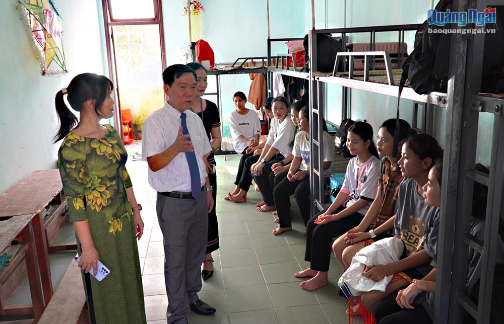 Phó Chủ tịch HĐND tỉnh cũng đã đến thăm nơi ở của các em học sinh của Trường Phổ thông Dân tộc nội trú THCS Sơn Hà. 