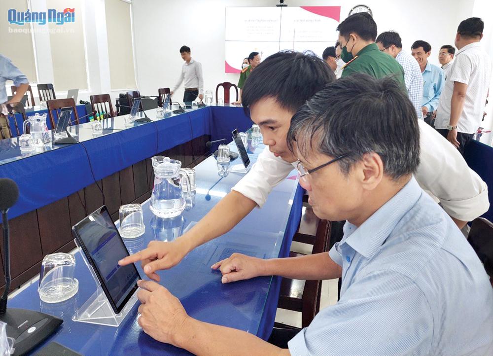 Cán bộ huyện Tư Nghĩa tìm hiểu cài đặt phần mềm phòng họp không giấy.