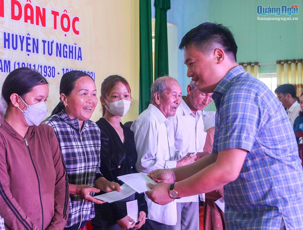 Phó Bí thư Thường trực Tỉnh ủy Đặng Ngọc Huy trao quà cho hộ nghèo tại địa phương.