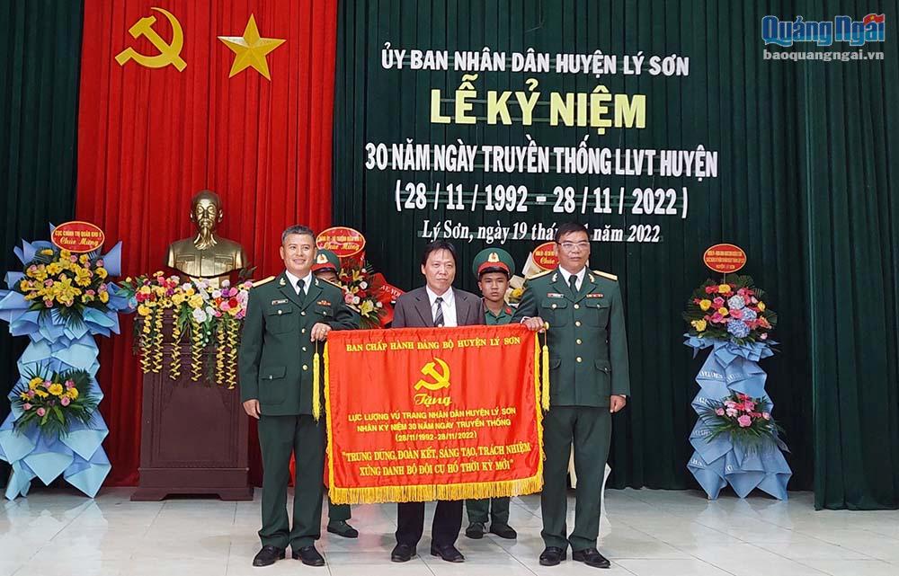 Đảng bộ huyện Lý Sơn đã tặng bức trướng cho Lực lượng vũ trang Nhân dân huyện Lý Sơn.