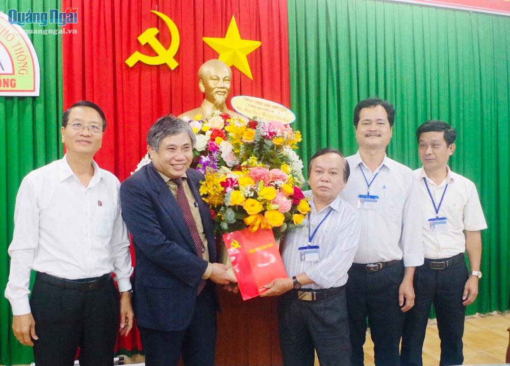 Trưởng ban Tổ chức Tỉnh ủy Lữ Ngọc Bình tặng hoa chúc mừng tập thể Trường THPT Phạm Văn Đồng.