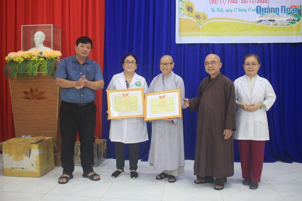 Ủy ban MTTQ Việt Nam tỉnh tặng bằng khen cho 