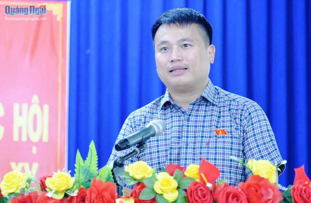 Phó Bí thư Thường trực Tỉnh ủy, Trưởng đoàn ĐBQH tỉnh Đặng Ngọc Huy phát biểu tại buổi tiếp xúc cử tri.