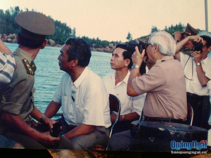 Thủ tướng Võ Văn Kiệt thị sát vịnh Dung Quất năm 1994. Ảnh: Đăng Lâm