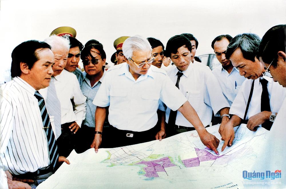 Thủ tướng Chính phủ Võ Văn Kiệt kiểm tra địa điểm quy hoạch tổng thể xây dựng Khu đô thị Vạn Tường phục vụ cho KCN Lọc hóa dầu và cụm cảng Dung Quất vào chiều 29/7/1995.   Ảnh: Nguyễn Đăng Lâm