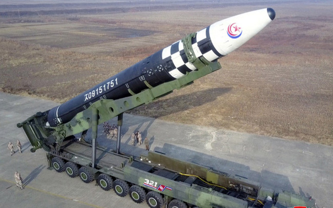 Tên lửa đạn đạo liên lục địa Hwasong-17 trong bức ảnh được Triều Tiên công bố ngày 19/11 - Ảnh: Reuters