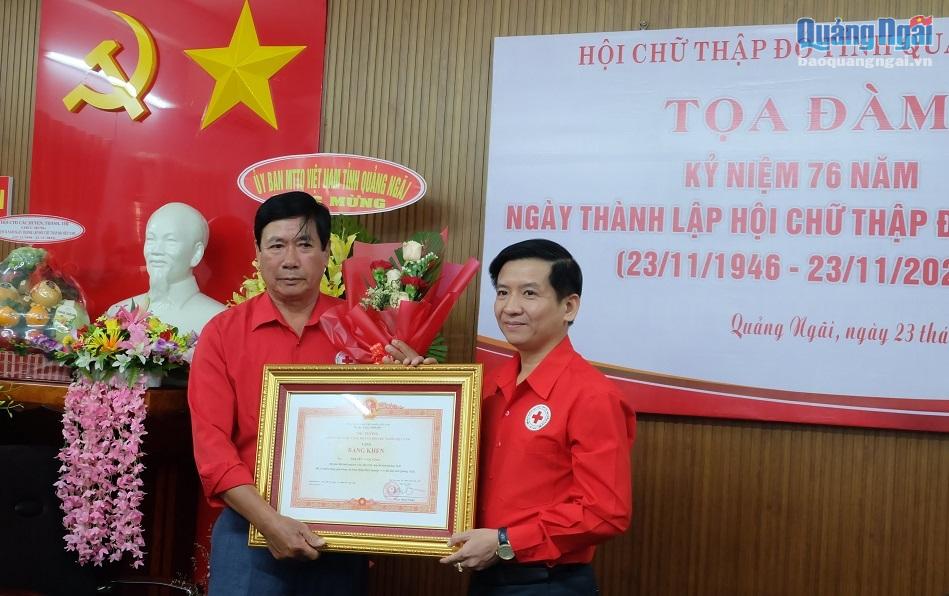 Ông Nguyễn Ngọc Giao (bên trái), Đội phó Đội tình nguyện viên Hội Chữ thập đỏ tỉnh nhận Bằng khen của Thủ tướng Chính phủ vì thành tích xuất sắc trong công tác chữ thập đỏ.