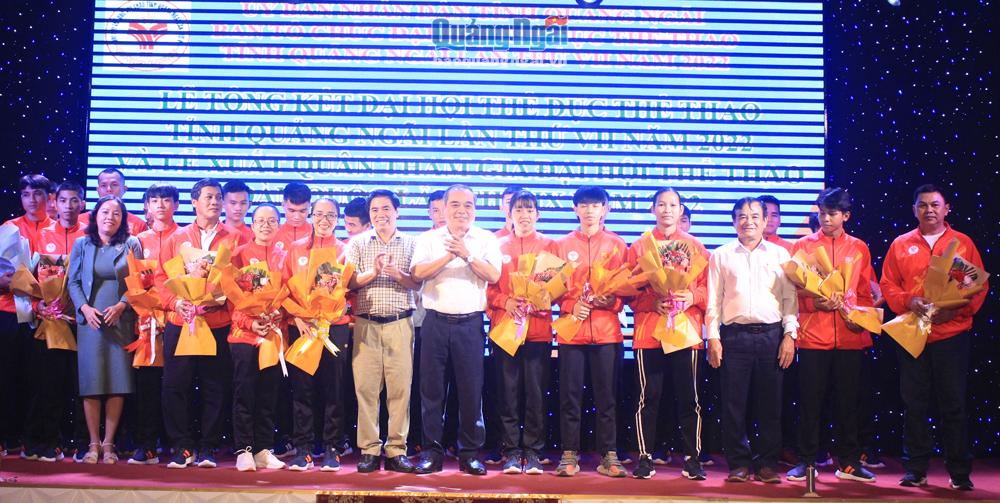 Lãnh đạo tỉnh tặng hoa động viên Đoàn thể thao tỉnh tham dự Đại hội Thể thao toàn quốc năm 2022.
