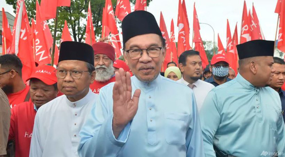 Tân Thủ tướng Malaysia Anwar Ibrahim (giữa) - Ảnh: AP