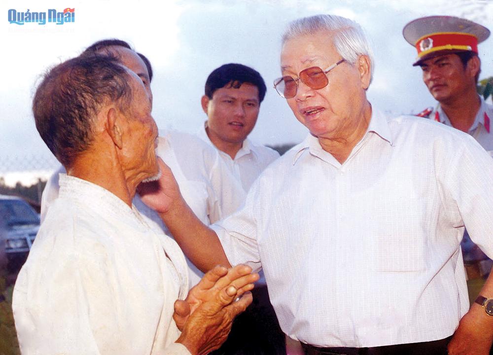 Thủ tướng Võ Văn Kiệt trò chuyện với nông dân xã Bình Hải (Bình Sơn).                                              Ảnh: Nguyễn Đăng Lâm