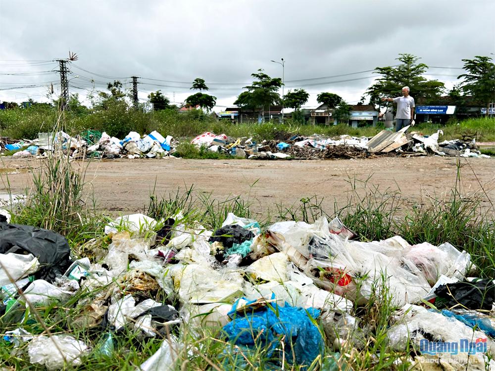 Rác thải vứt bừa bãi ở khu vực sân bay Quảng Phú (TDP 9, phường Quảng Phú, TP.Quảng Ngãi).