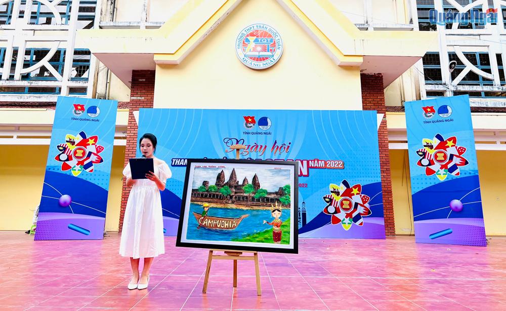 Thuyết trình tranh vẽ các nước ASEAN trong “Ngày hội thanh niên Quảng Ngãi với văn hóa ASEAN”.
