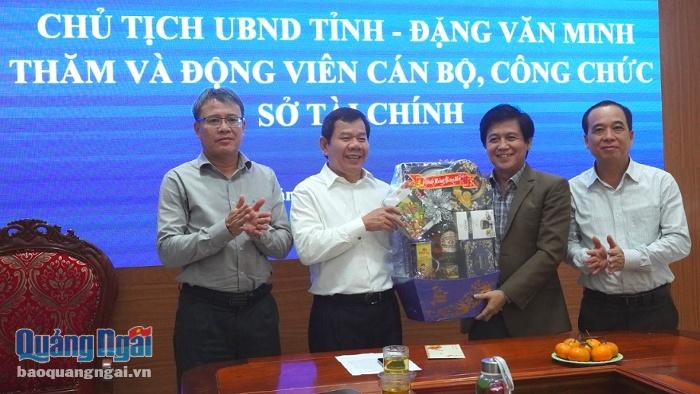 Chủ tịch UBND tỉnh Đặng Văn Minh thăm và động viên các cơ quan quản lý tài chính, ngân sách