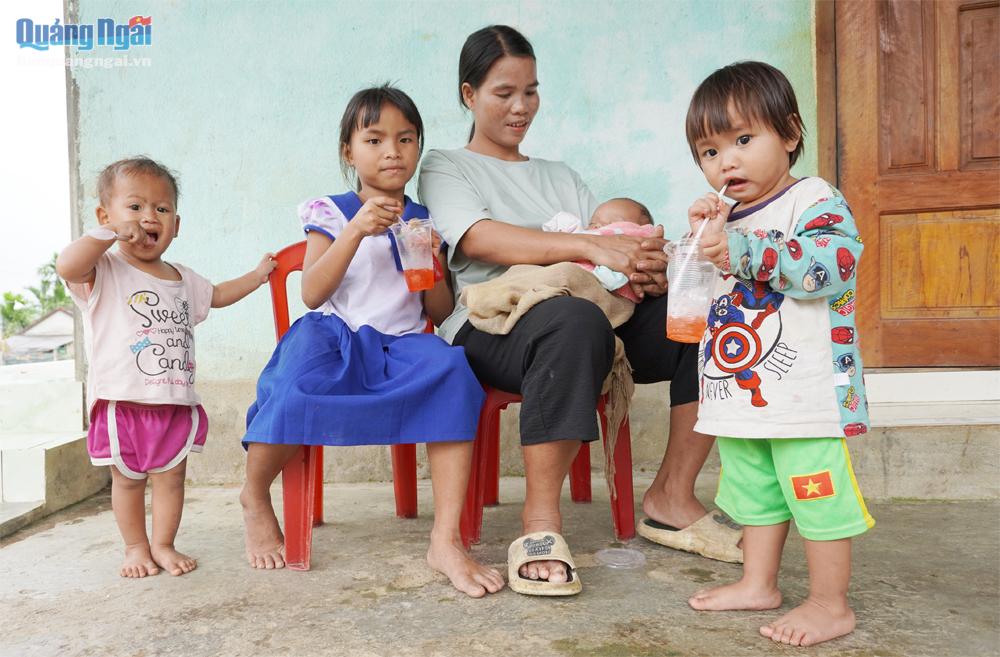 Dù mới 30 tuổi nhưng chị Hồ Thị Hạnh, ở thôn Vuông, xã Trà Thanh (Trà Bồng) đã có đến 4 đứa con.  Ảnh: THIÊN HẬU