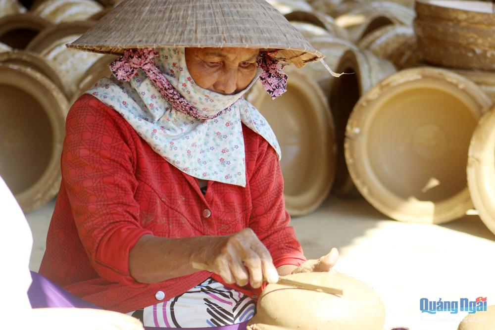 Người dân xã Phổ Khánh (TX.Đức Phổ) miệt mài giữ nghề gốm truyền thống của địa phương.                 Ảnh: Hương An