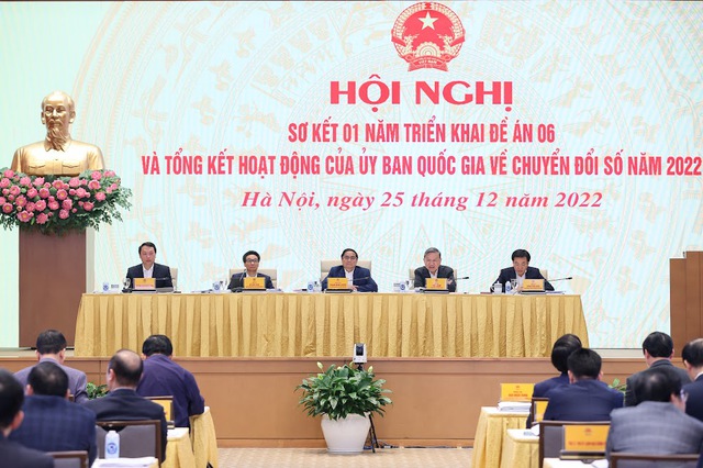 Thủ tướng Phạm Minh Chính, Chủ tịch Ủy ban Quốc gia về chuyển đổi số chủ trì hội nghị tại đầu cầu Trụ sở Chính phủ.