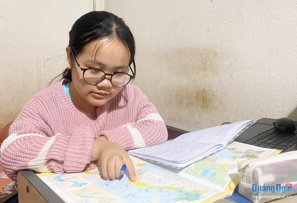 Ngoài giờ học trên lớp, em Bùi Tôn Mỹ Hảo còn dành nhiều thời gian để tự học tại nhà.