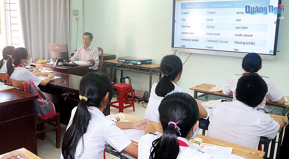 Thầy Đỗ Ngọc Bích, Trường THCS Tịnh Ấn Tây (thành phố Quảng Ngãi) ứng dụng công nghệ thông tin trong tiết dạy tiếng Anh.                           ẢNH: TRỊNH  PHƯƠNG
