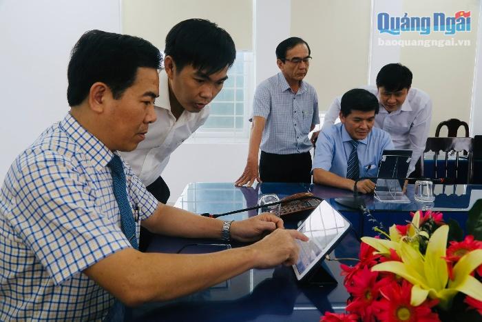 Lãnh đạo huyện Tư Nghĩa tìm hiểu, cài đặt phần mềm e-Cabinet. 