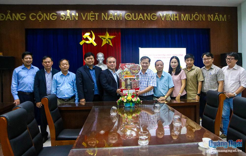 Phó Chủ tịch Thường trực UBND tỉnh Trần Hoàng Tuấn thăm, chúc Tết các đơn vị