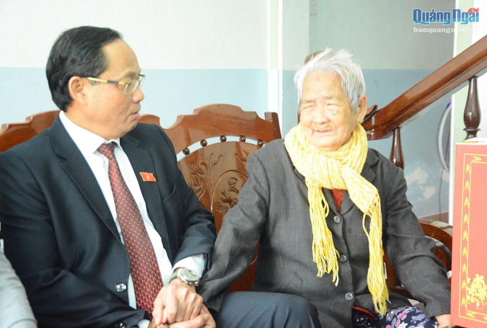 Phó Chủ tịch Quốc hội Trần Quang Phương thăm, chúc Tết Mẹ VNAH Nguyễn Thị Sắng.
