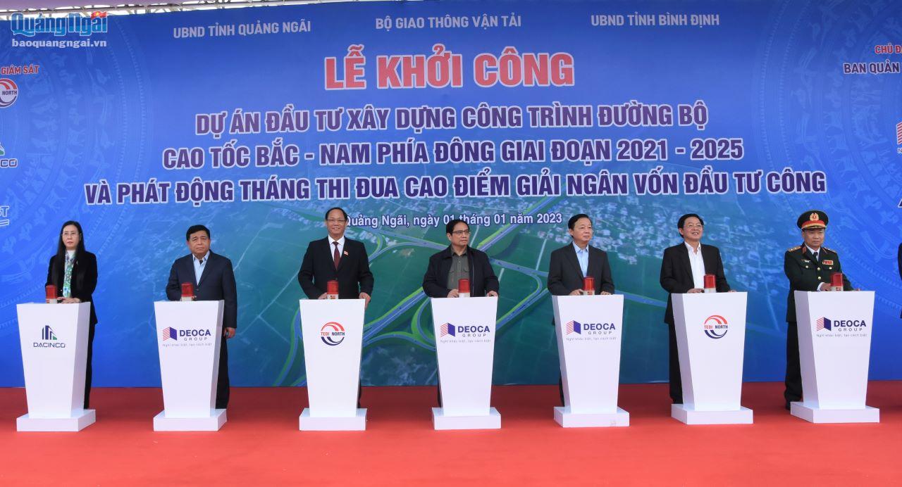 Thủ tướng Phạm Minh Chính cùng lãnh đạo các Bộ, ngành Trung ương và địa phương tại điểm cầu Quảng Ngãi ấn nút khởi công đồng loạt 12 dự án thành phần cao tốc Bắc - Nam phía đông.