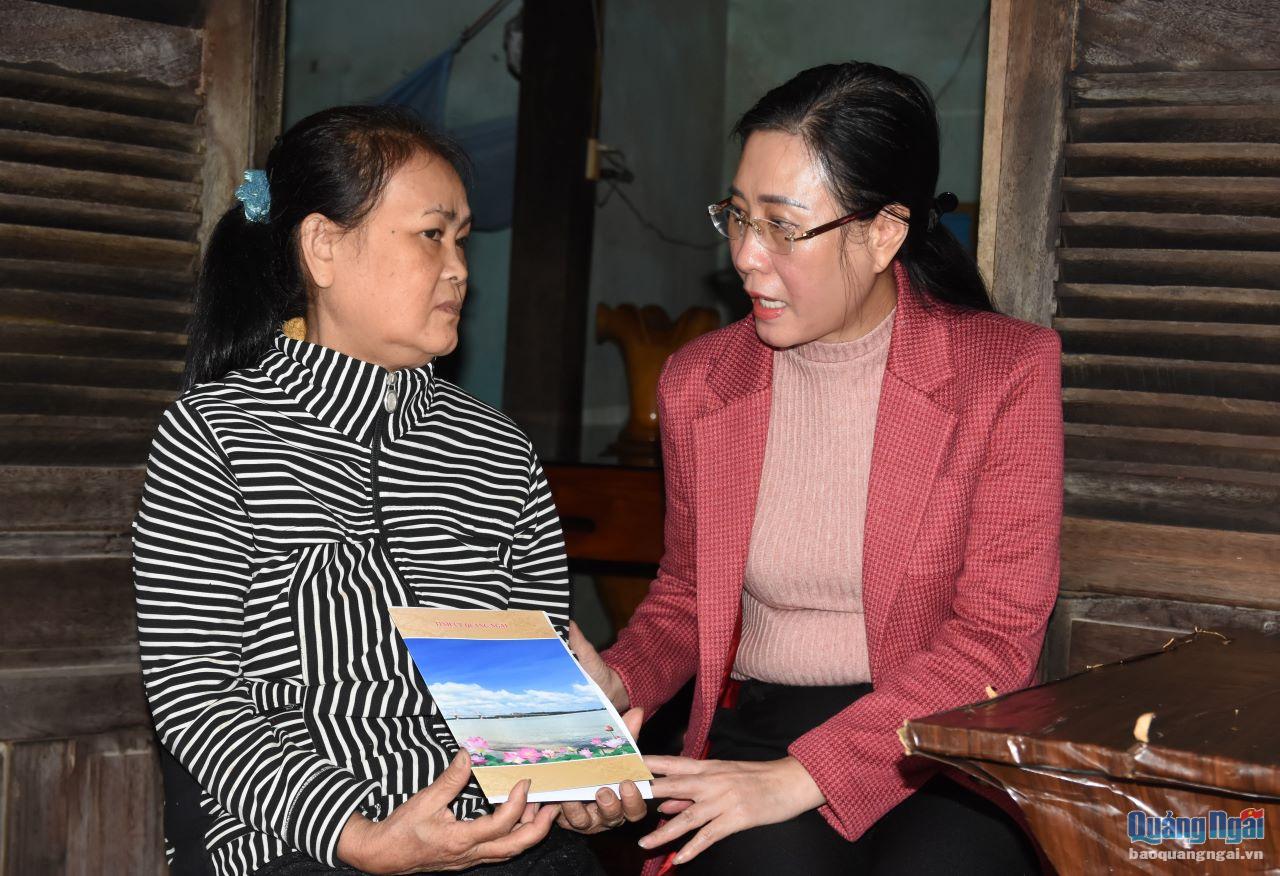 Ủy viên Trung ương Đảng, Bí thư Tỉnh ủy, Chủ tịch HĐND tỉnh Bùi Thị Quỳnh Vân thăm, tặng quà Tết cho gia đình chị Lương Thị Thạnh.