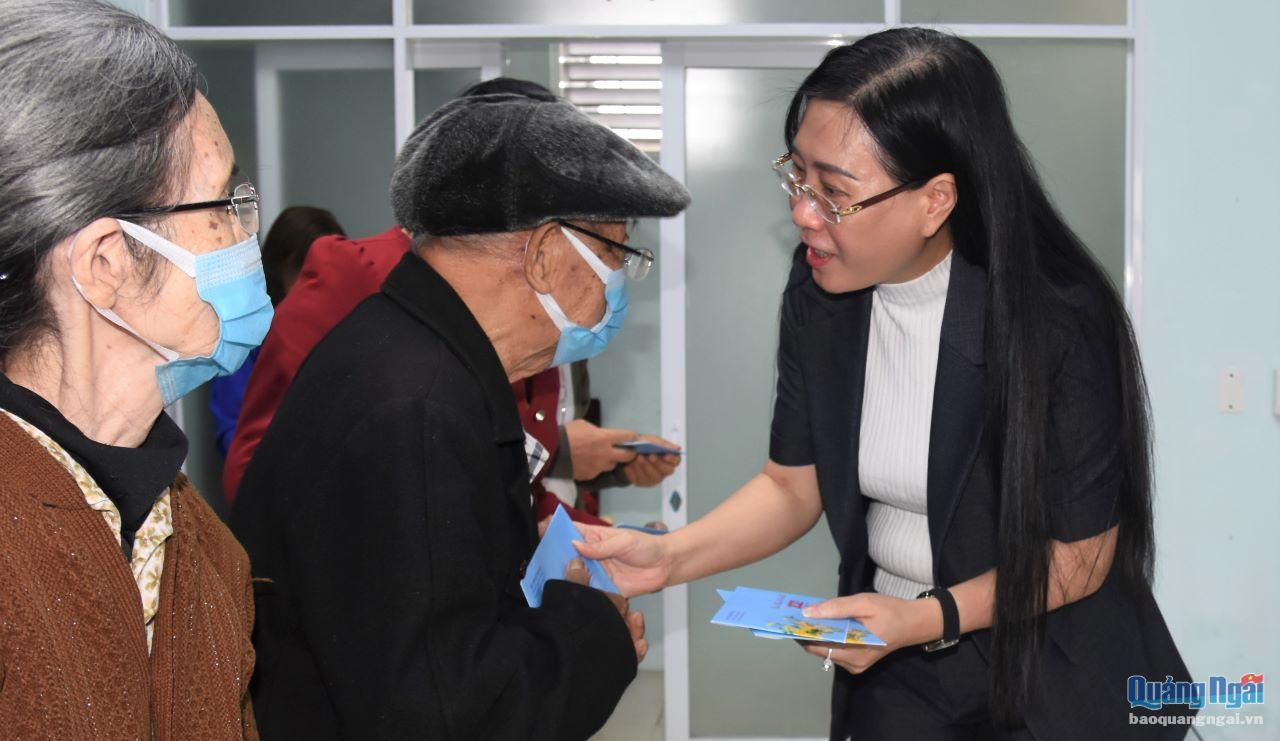 Ủy viên Trung ương Đảng, Bí thư Tỉnh ủy, Chủ tịch HĐND tỉnh Bùi Thị Quỳnh Vân thăm hỏi và trao tặng quà Tết cho các hộ dân.