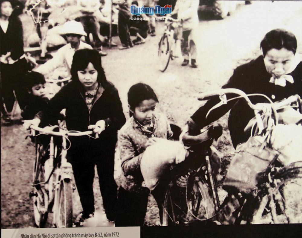 Nhân dân Hà Nội đi sơ tán phòng tránh máy bay B-52 ném bom, năm 1972. Ảnh: TL