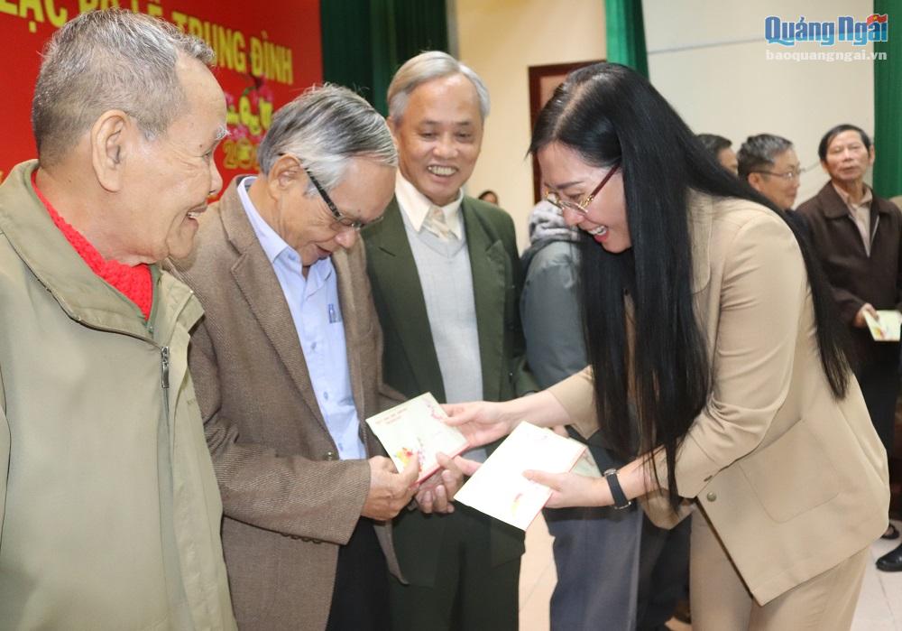  Bí thư Tỉnh ủy, Chủ tịch HĐND tỉnh Bùi Thị Quỳnh Vân tặng quà cho các hội viên Câu lạc bộ Lê Trung Đình. 