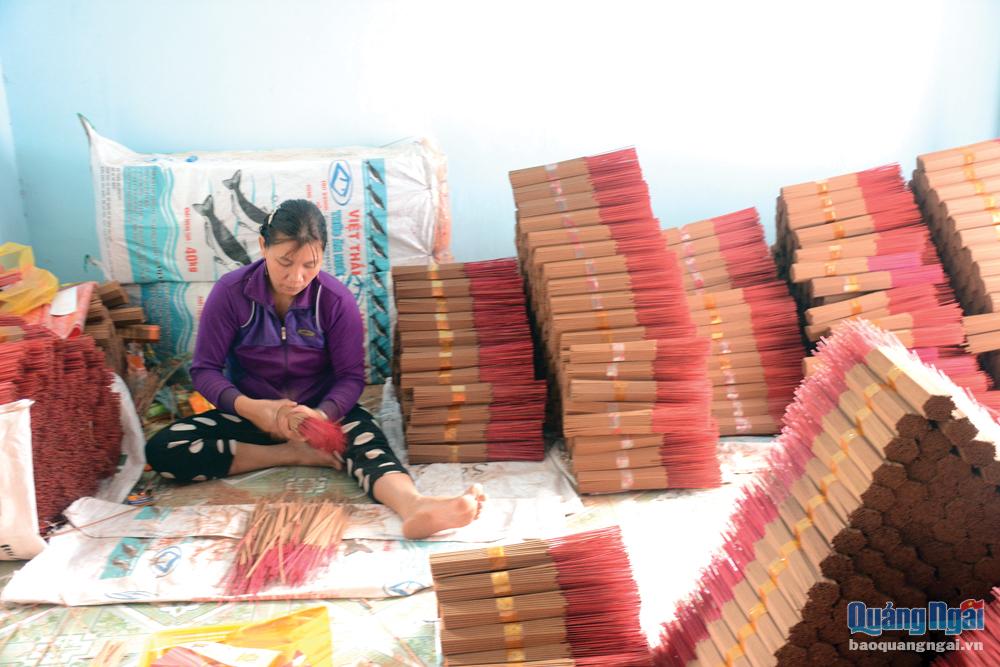 Một cơ sở sản xuất nhang ở xã Nghĩa Hòa (Tư Nghĩa) đang tăng sản lượng để cung ứng cho thị trường dịp tết Quý Mão 2023. 