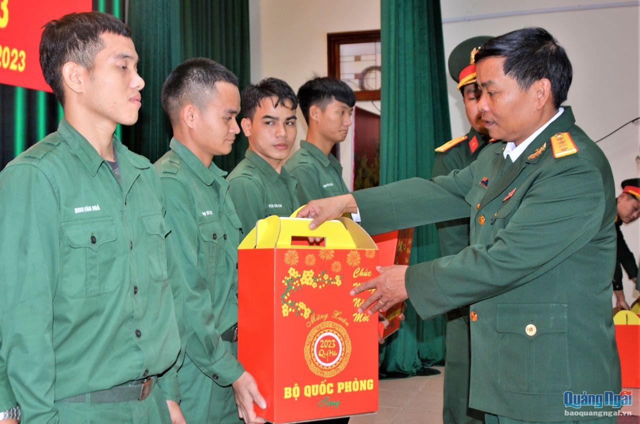 Đại tá Nguyễn Ra, Phó Chỉ huy trưởng, Tham mưu trưởng Bộ CHQS tỉnh tặng quà cho các quân nhân.