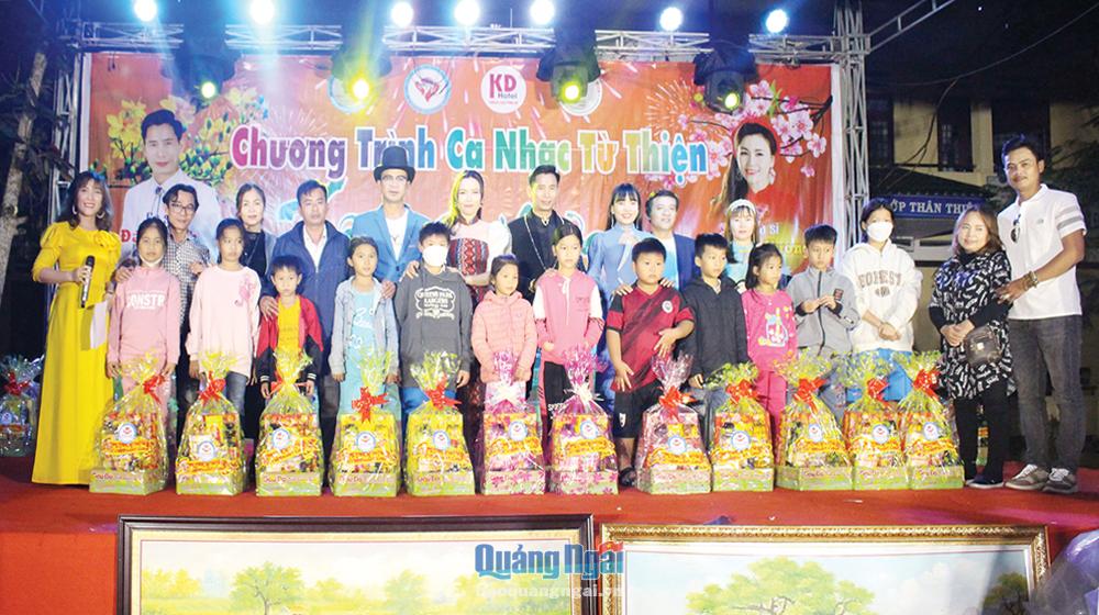 Nhóm Nhà ăn không đồng Nhất Tâm Quảng Ngãi tặng quà cho các em học sinh khó khăn ở xã Nghĩa Thuận (Tư Nghĩa).