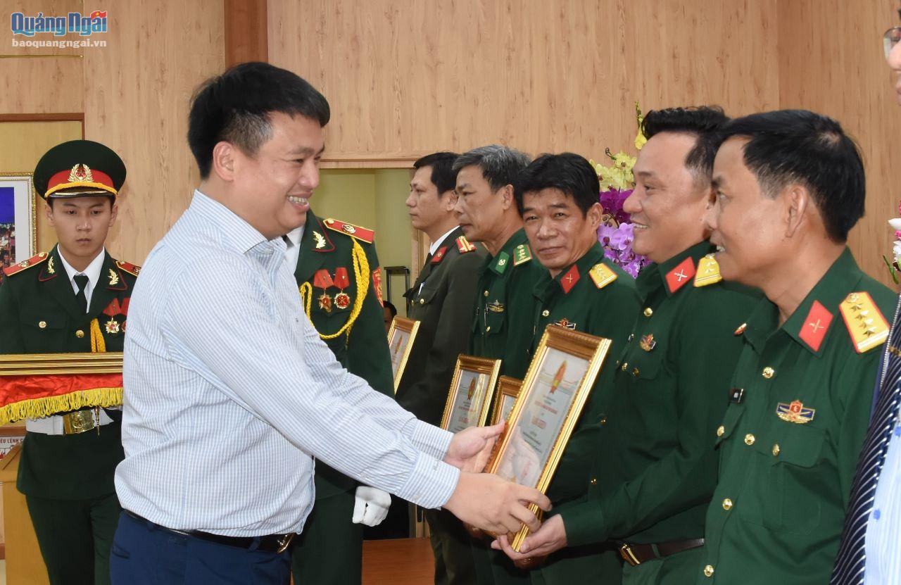 Phó Bí thư Thường trực  Tỉnh ủy, Trường đoàn ĐBQH tỉnh Đặng Ngọc Huy trao Bằng khen của Chủ tịch UBND tỉnh cho các cá nhân.