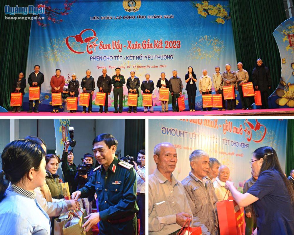 Đại tướng Phan Văn Giang và Bí thư Tỉnh ủy Bùi Thị Quỳnh Vân tặng quà cho gia đình chính sách và CNLĐ có hoàn cảnh khó khăn. 