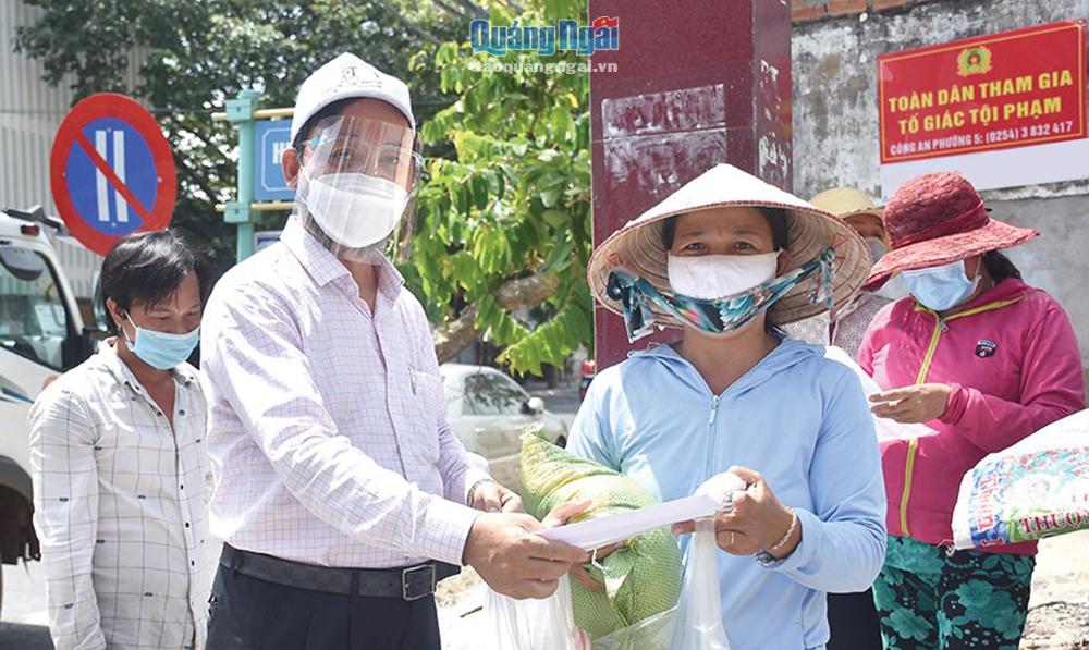 Ông Phạm Văn Triêm trao hỗ trợ cho đồng hương Quảng Ngãi và người dân tỉnh Bà Rịa - Vũng Tàu trong đợt dịch Covid-19 bùng phát năm 2021.                           Ảnh: HĐH