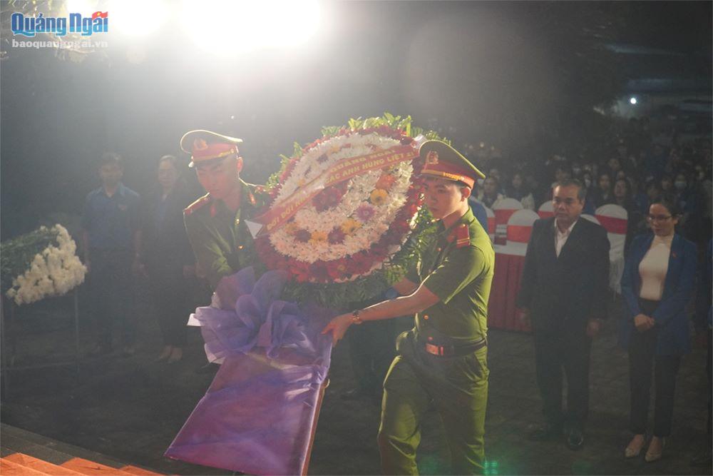 Lãnh đạo tỉnh đặt vòng hoa, dâng hương tại Nghĩa trang liệt sĩ TP.Quảng Ngãi.