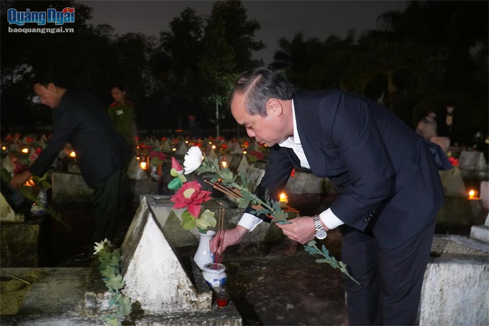 Phó Chủ tịch Thường trực UBND tỉnh Trần Hoàng Tuấn thắp hương tại các phần mộ liệt sĩ.