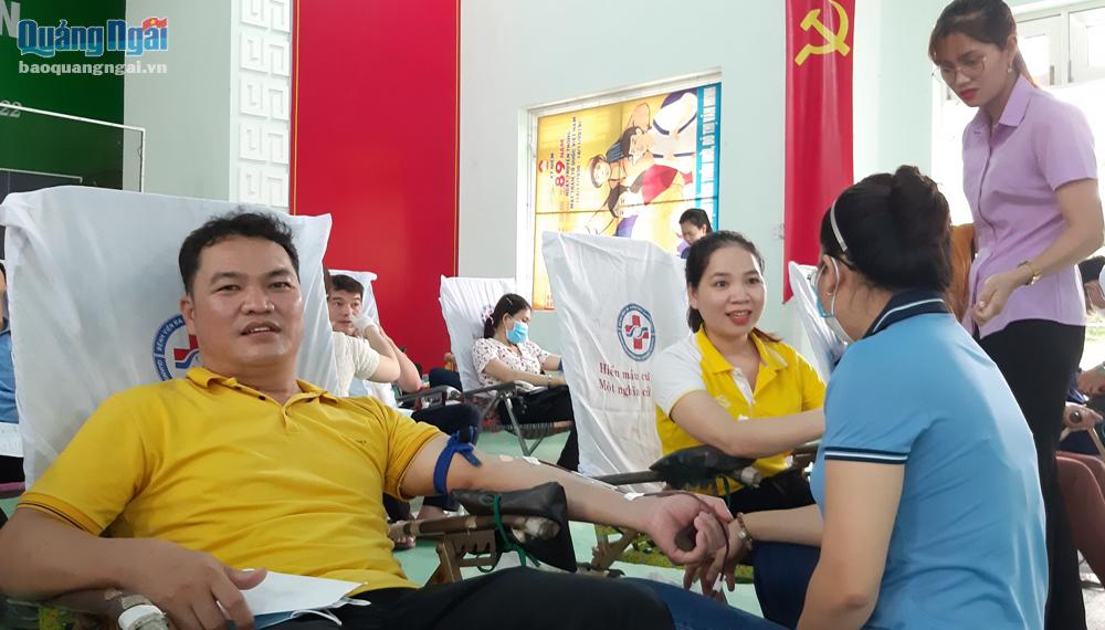 Người dân huyện Nghĩa Hành tham gia hiến máu tình nguyện.  Ảnh: N.DIỆU