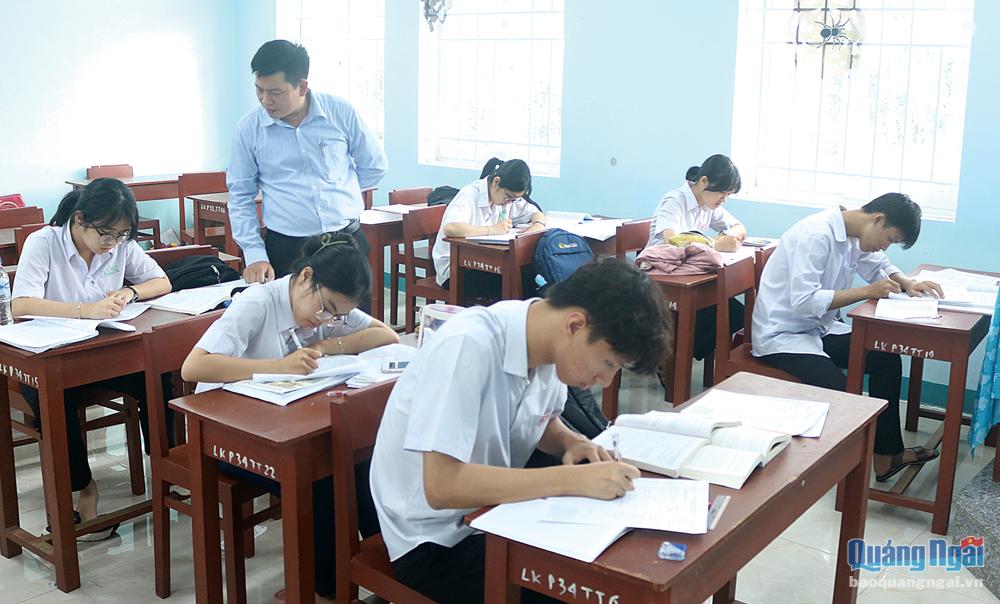Thầy giáo Lương Ngọc Thành (Trường THPT chuyên Lê Khiết) dạy bồi dưỡng đội tuyển học sinh giỏi quốc gia môn Lịch sử.       Ảnh: Duy Khang