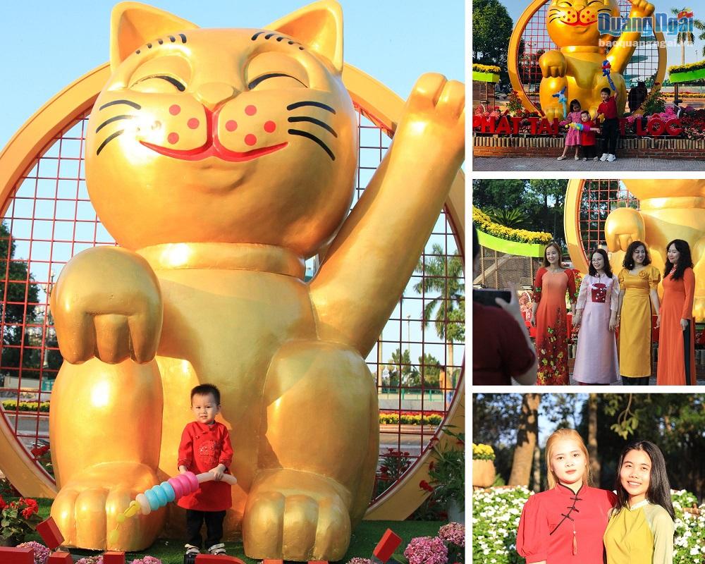 Tại công viên Ba Tơ có 2 linh vật mèo, chiều cao từ 1,5 - 2m và nhiều tiểu cảnh hoa thu hút đông đảo người dân đến thưởng ngoạn, du xuân. 