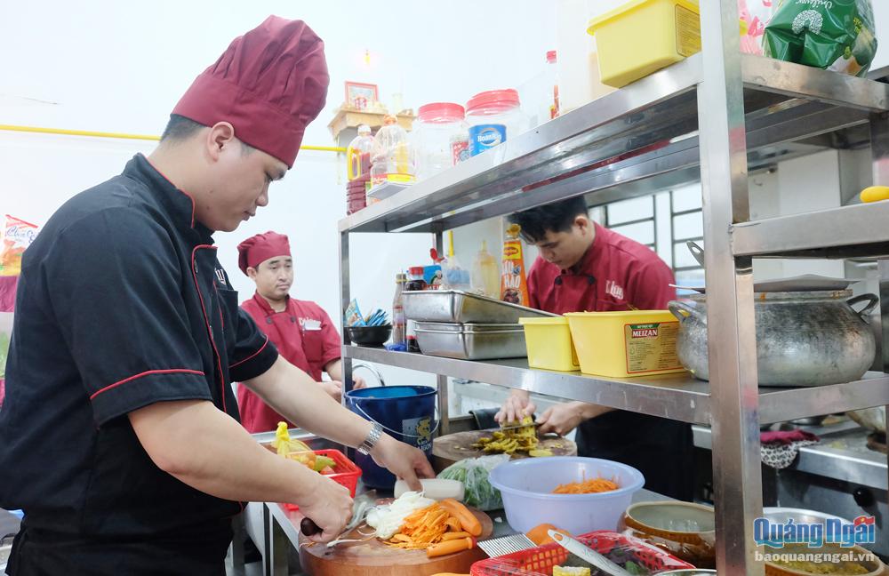 Chọn nghề đầu bếp, anh Nguyễn Văn Bỉ, quê ở Bình Định, làm việc tại nhà hàng Cổ Lũy (TP.Quảng Ngãi) đã gác lại thời gian cho gia đình để làm việc xuyên Tết.