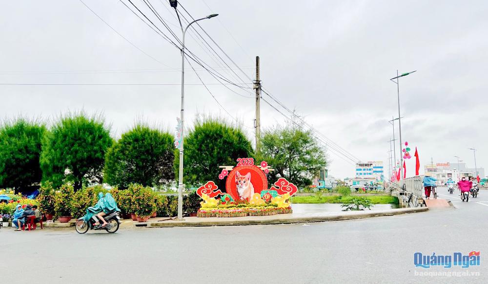 Trang trí đón chào xuân mới ở các tuyến đường chính trên địa bàn thị trấn Châu Ổ (Bình Sơn).