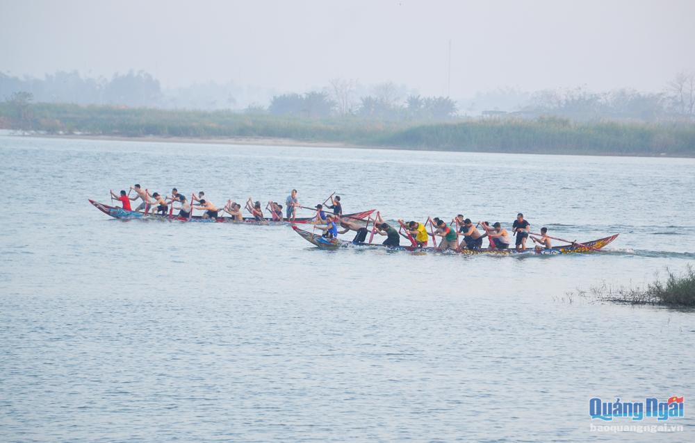 Thành viên các đội thuyền đua tập luyện để chuẩn bị cho hội đua thuyền tổ chức trong dịp tết Nguyên đán Quý  Mão 2023.                  